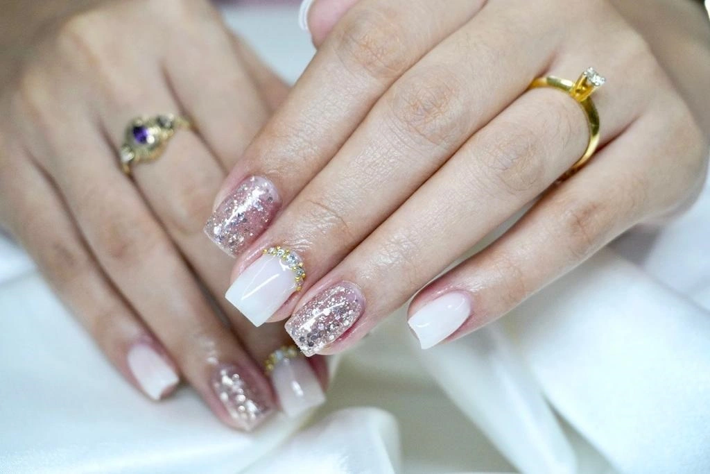 glitter wedding nail